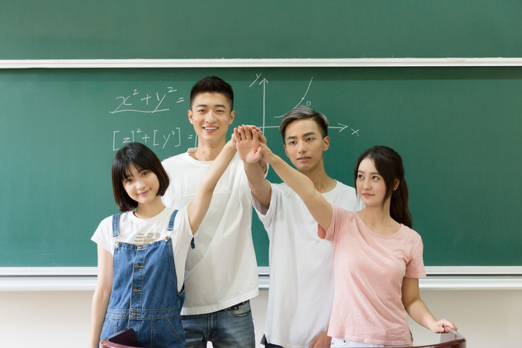 重庆市公共卫生学校25年各专业分数线对比
